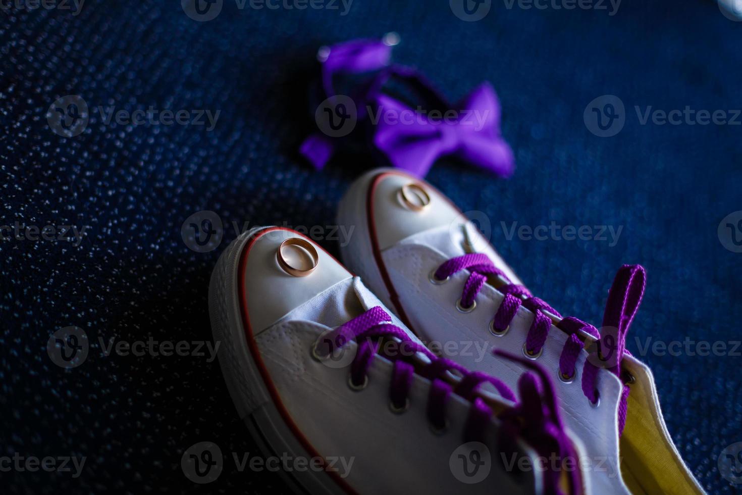 herrenschuhe, krawatte, manschettenknöpfe auf dem hölzernen hintergrund. Accessoires des Bräutigams foto