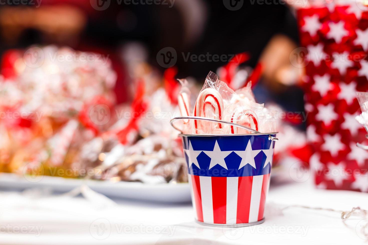 köstlich mit amerikanischem Flaggendekor auf dem Tisch im Hintergrund foto