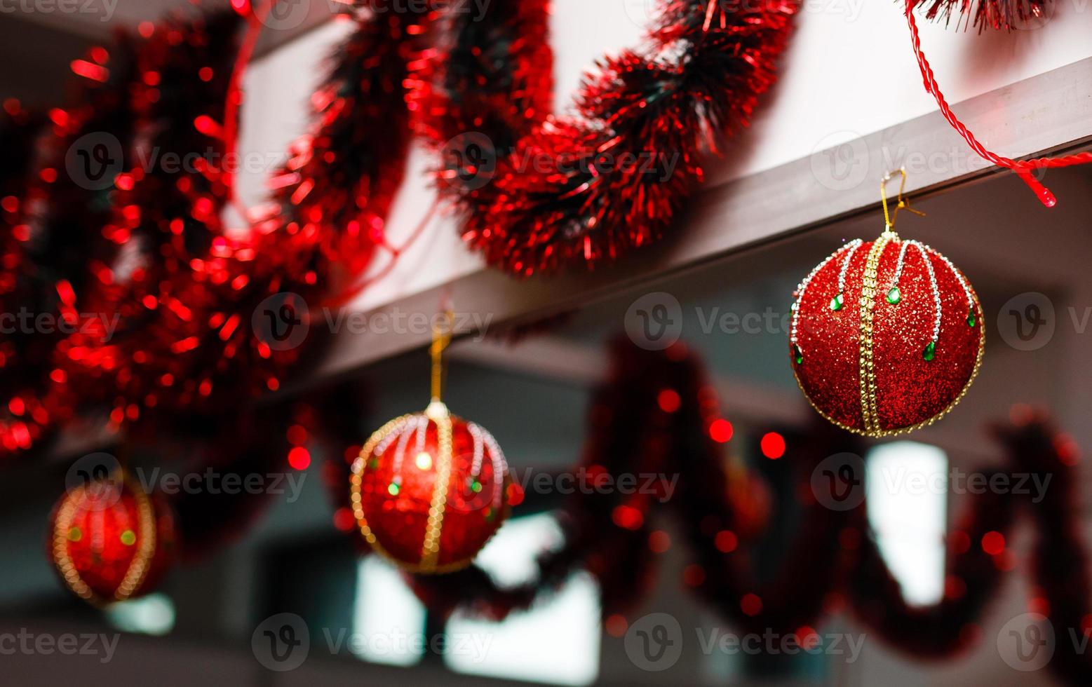 drei hängende rote Weihnachtskugeln foto