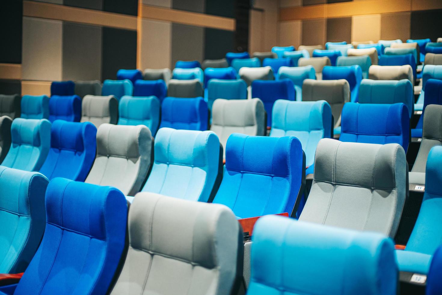 leere blaue kinositze, stühle. perspektivische Ansicht foto