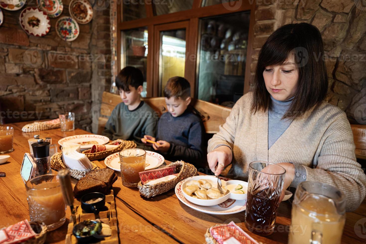 Familie beim gemeinsamen Essen in einem authentischen ukrainischen Restaurant. foto