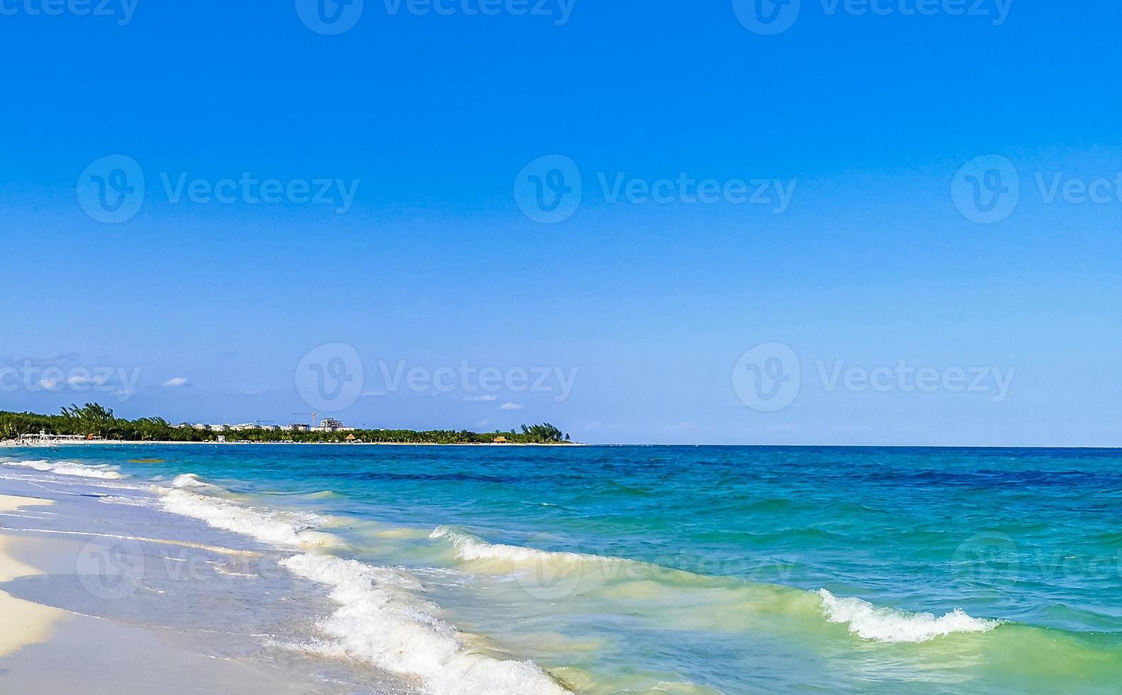 tropischer karibischer strand klares türkisfarbenes wasser playa del carmen mexiko. foto