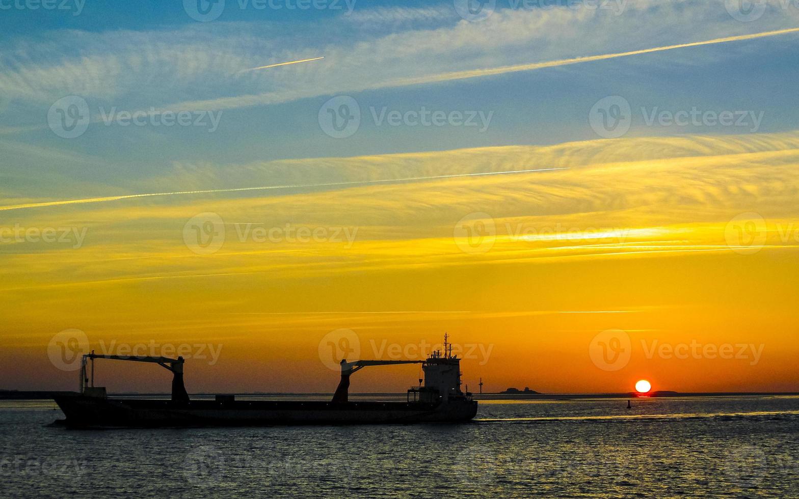 schöner bunter goldener sonnenuntergang nordseeküste bremerhaven nach nordenham. foto