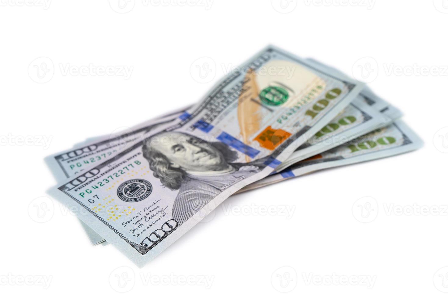 Haufen von neuen Design US-Dollar-Scheine auf weißem Hintergrund foto