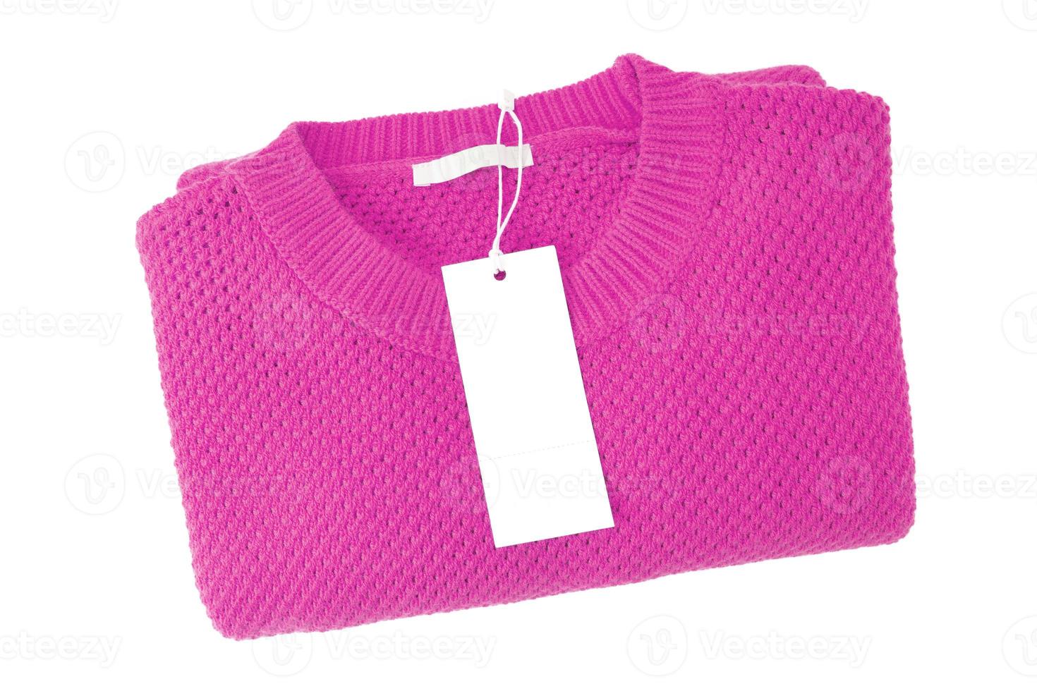 weißes leeres rechteckiges Kleidungsetikett auf rosa Strickpullover isoliert auf weißem Hintergrund foto