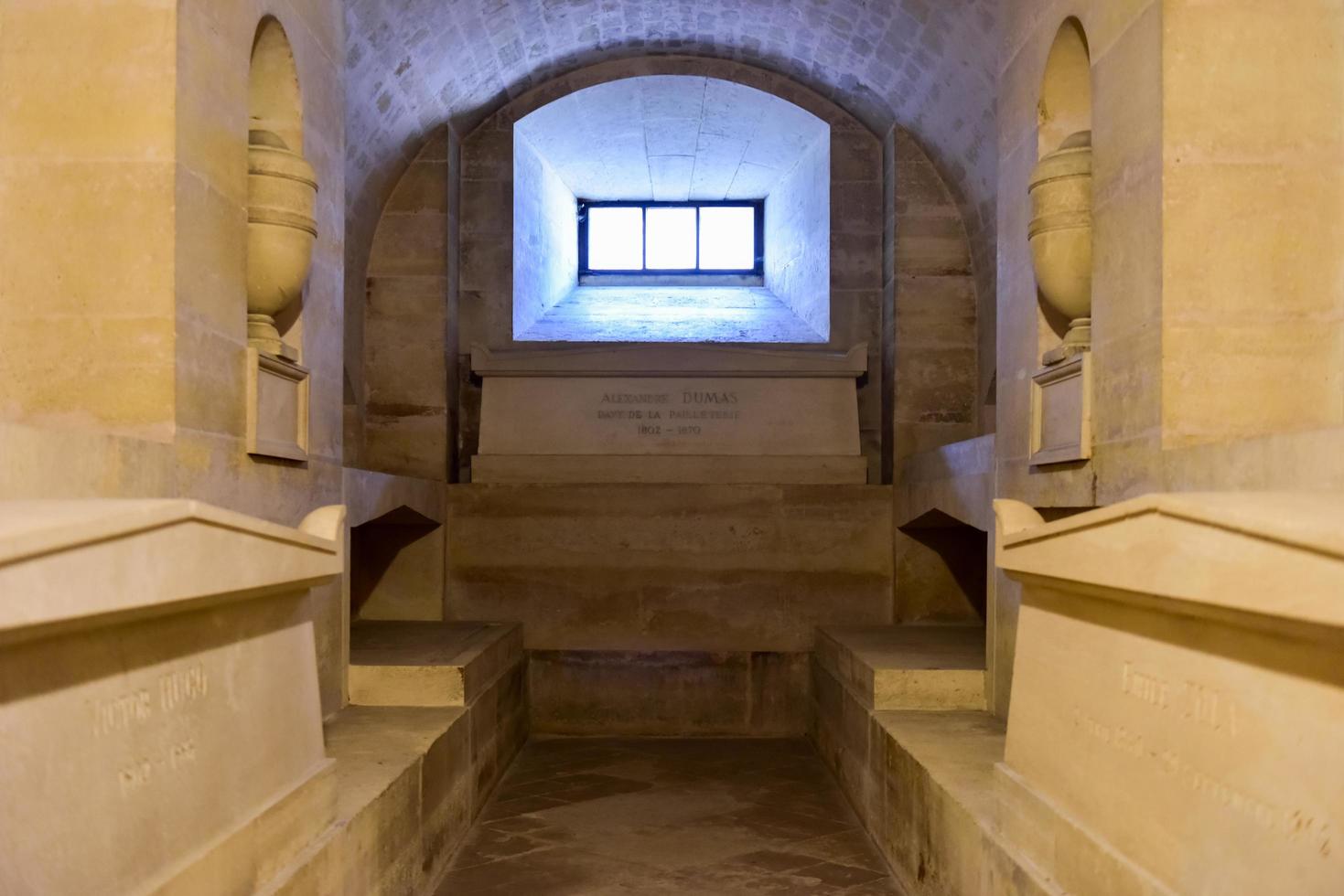 paris frankreich 17. mai 2017 alexander dumas grab in den krypten des französischen mausoleums für große leute frankreichs das pantheon in paris frankreich foto