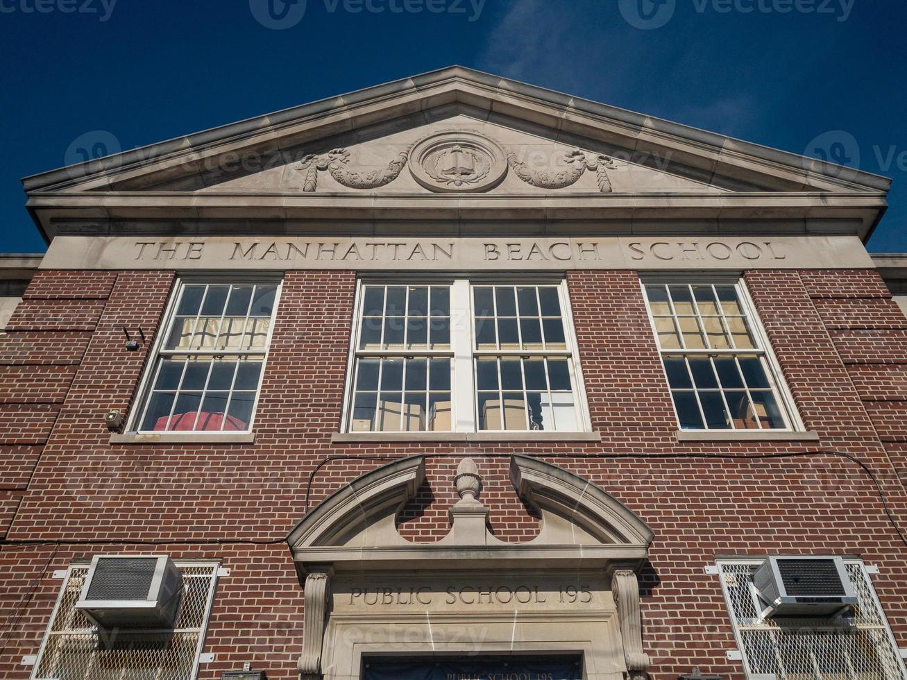 Fassade der Manhattan Beach Public School im Stadtteil Manhattan Beach in Brooklyn, New York foto