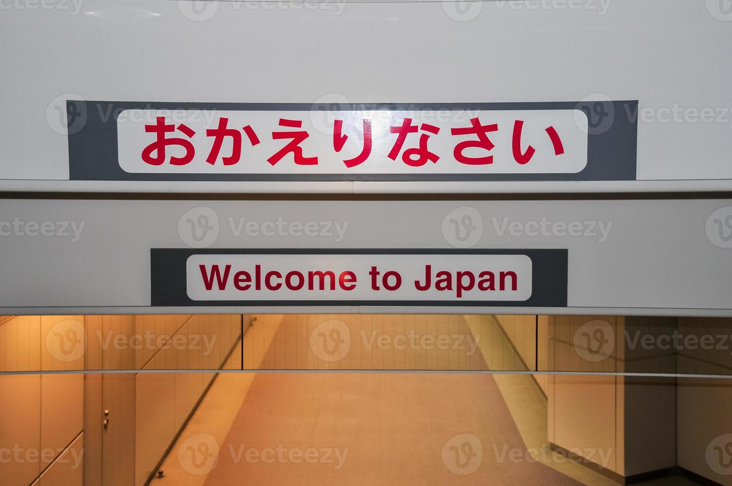 Schild mit der Aufschrift Willkommen in Japan in Englisch und Japanisch am Flughafen Narita in Tokio Japan foto