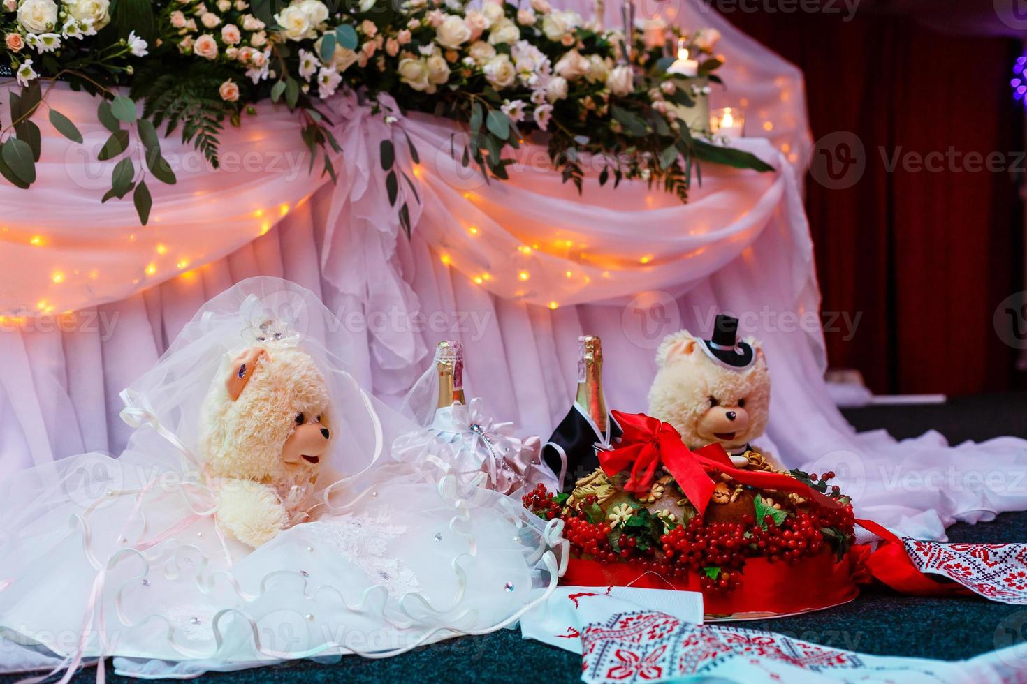 schönes Hochzeitsrestaurant für die Ehe. weißes Dekor für Braut und Bräutigam. bunte Dekoration zum Feiern. Schönheit Braut Interieur. Blumenstrauß, Lebensmittel und Blumen in der Halle foto