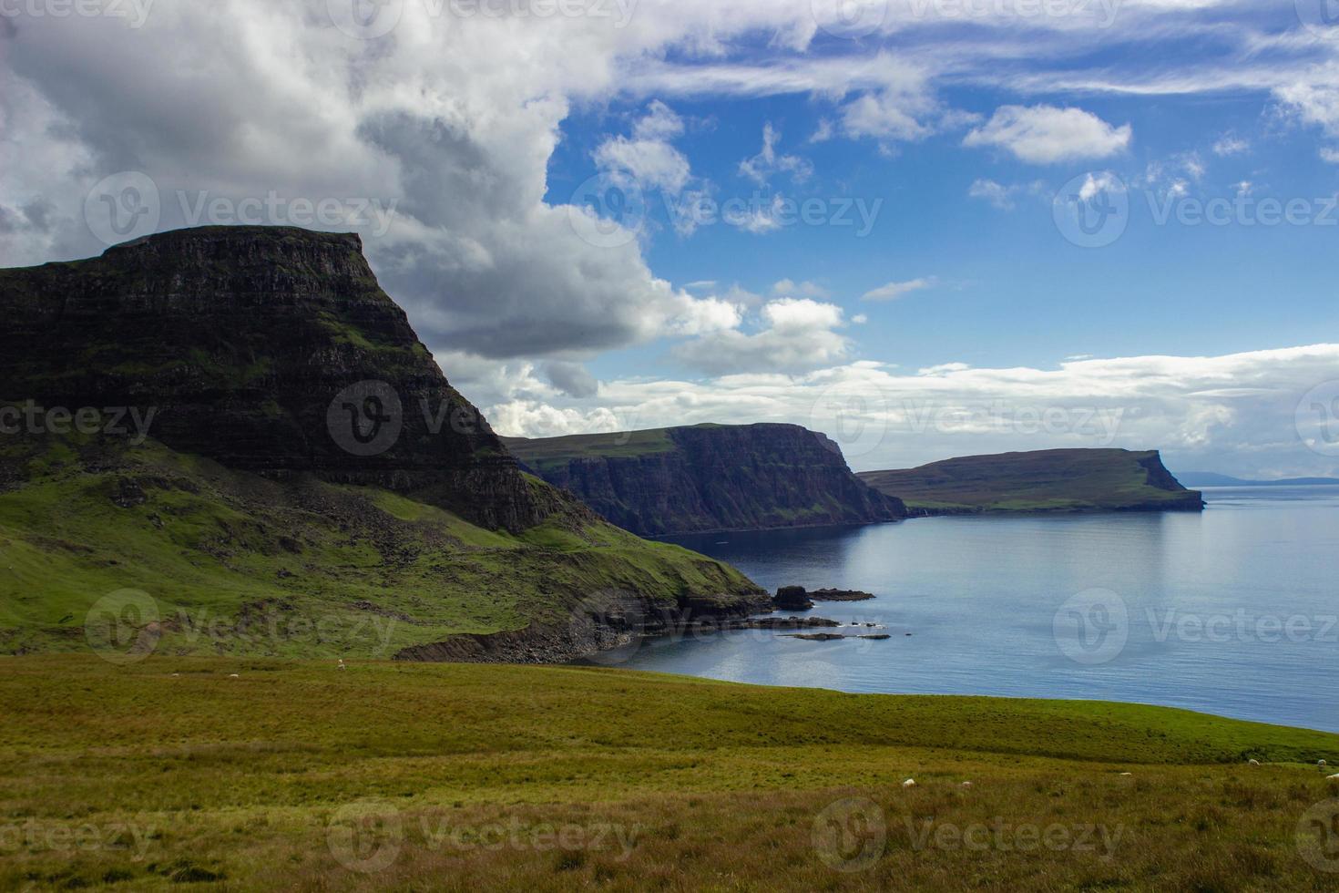 Ozeanküste am Leuchtturm Neist Point, Schottland foto