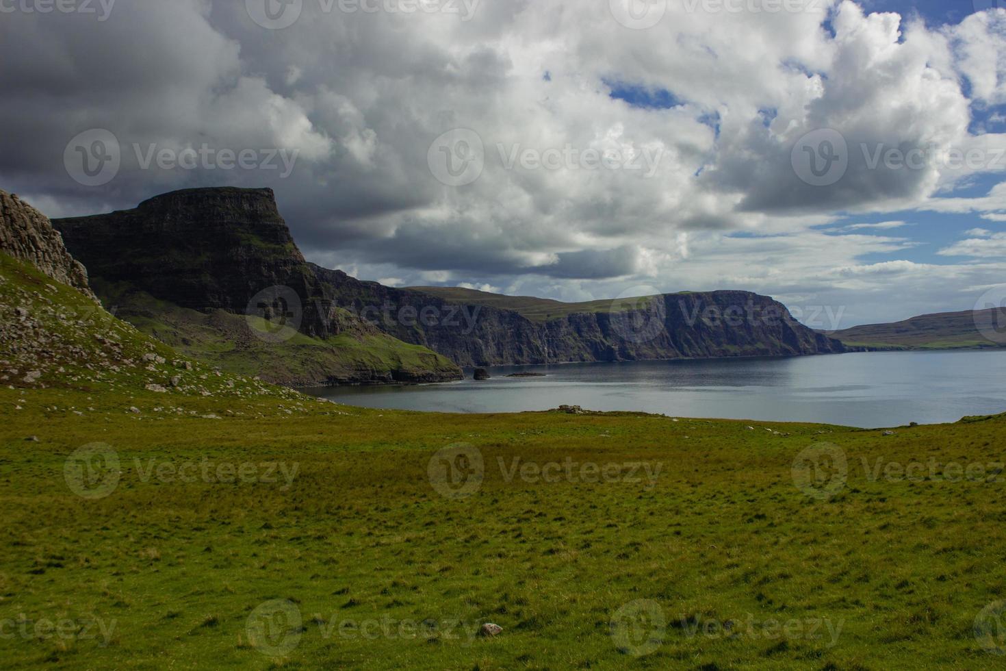 Ozeanküste am Leuchtturm Neist Point, Schottland foto