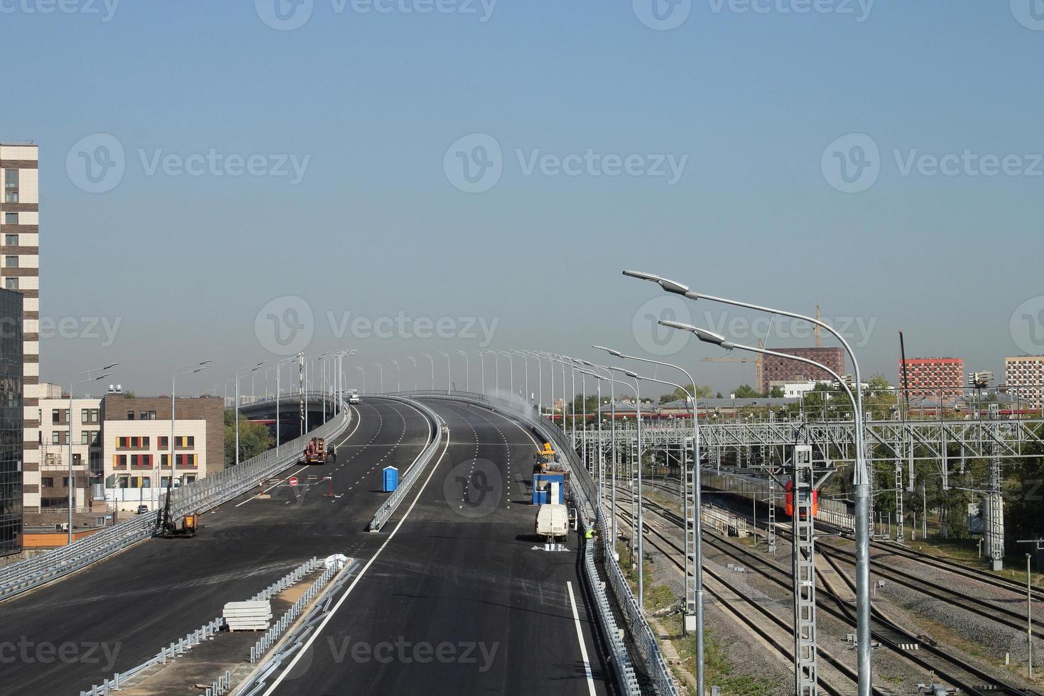 neue verkehrskreuzung straßenbaustelle. Entwicklung des Knotenpunkts der Verkehrsinfrastruktur, Verbesserung der Autobahn. Überbevölkerungsproblem. errichtungsüberführung des nordostakkords in moskau, russland foto