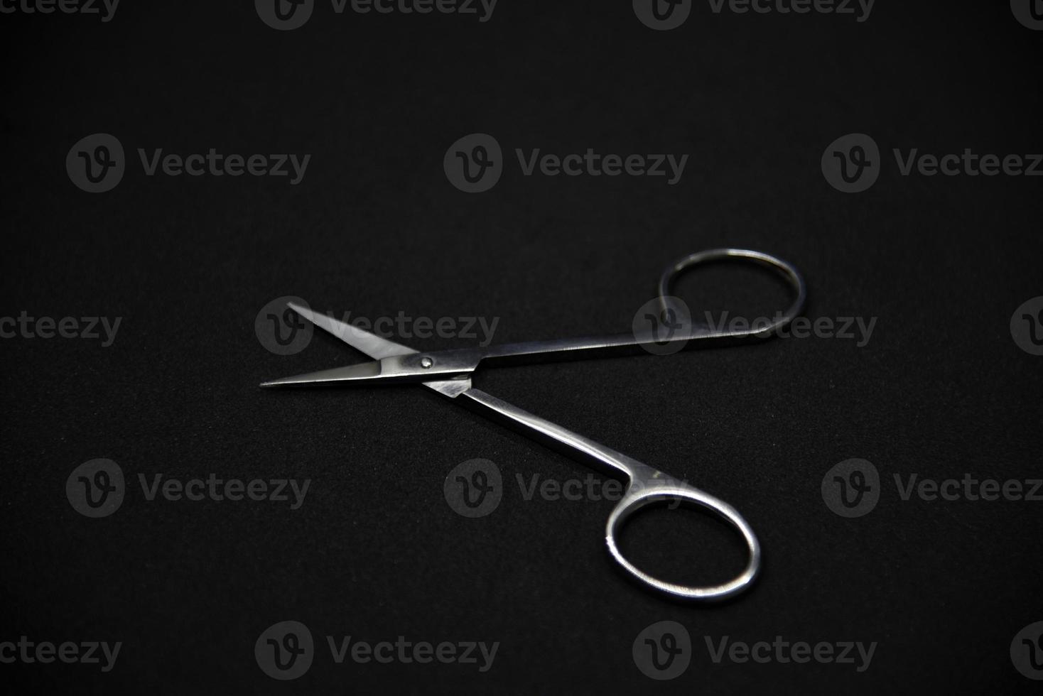 Maniküre-Set auf schwarzem Hintergrund. Schere und Nagelzange. Eisenschere und Nagelknipser. foto