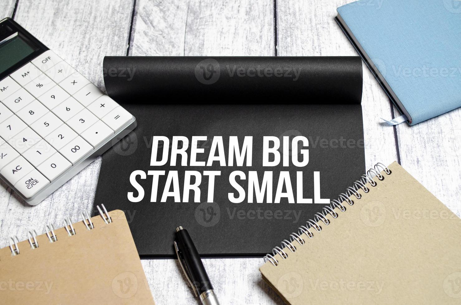 Traum großer Anfang kleines Wort auf Notebook mit Büromaterial foto
