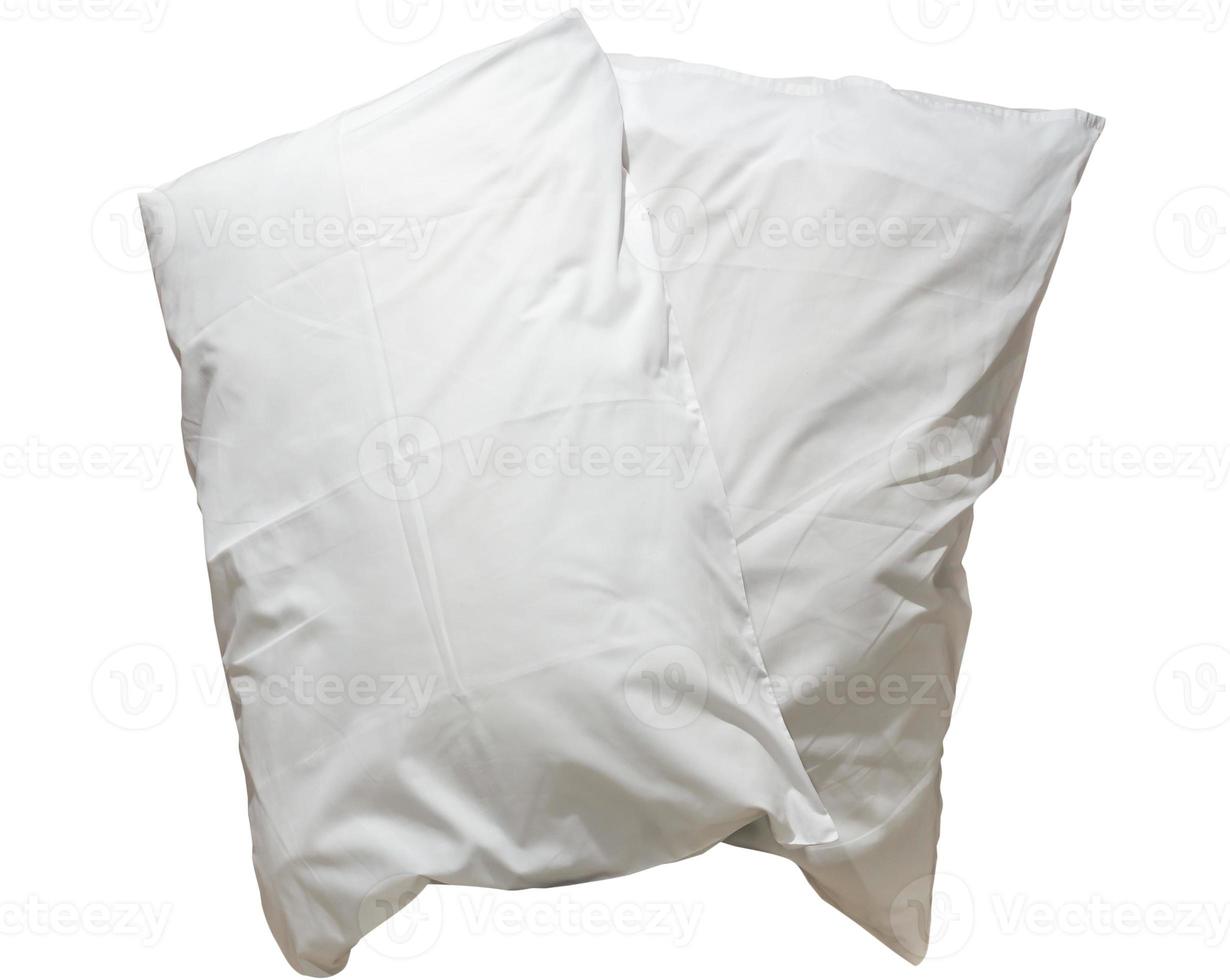 Zwei weiße Kissen mit Bezügen nach der Verwendung durch den Gast im Hotel- oder Resortzimmer isoliert auf weißem Hintergrund mit Beschneidungspfad, Konzept eines komfortablen und glücklichen Schlafs im täglichen Leben foto