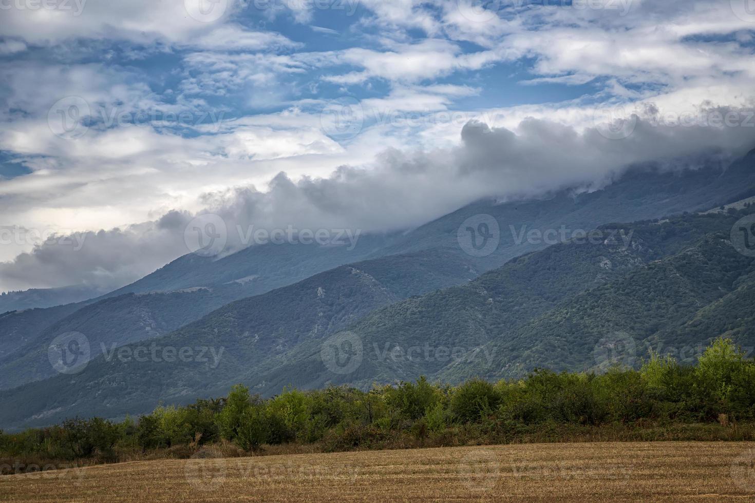 Schönheitslandschaft aus Nebel und Wolken, die über den bewaldeten Berg rollen foto