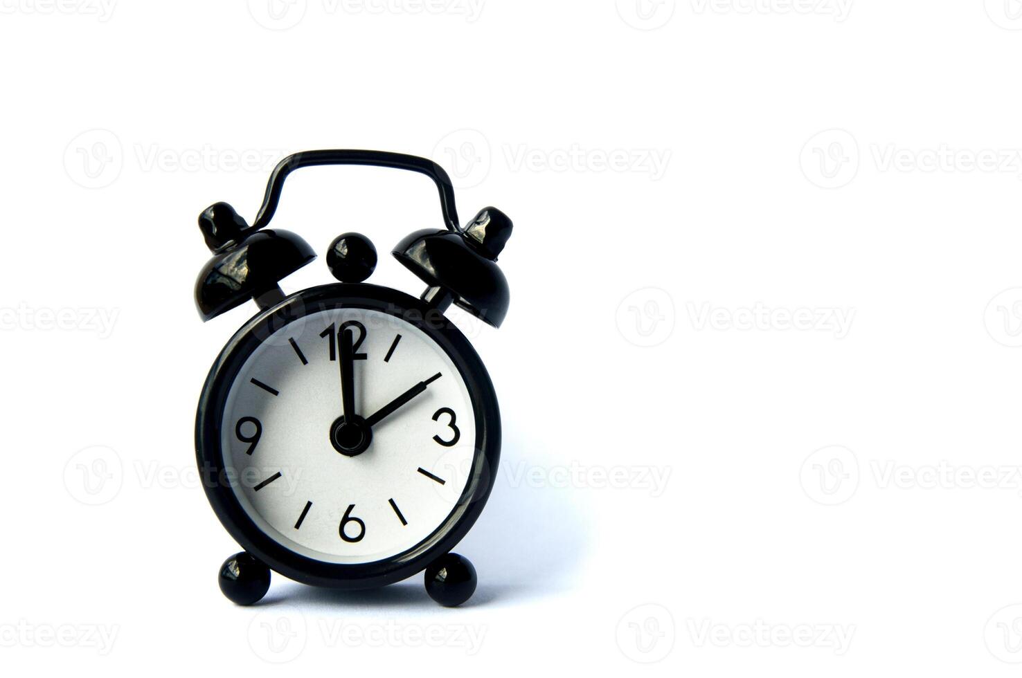 schwarzer Wecker isoliert auf weißem Hintergrund. die Uhr auf 10 Uhr gestellt. foto