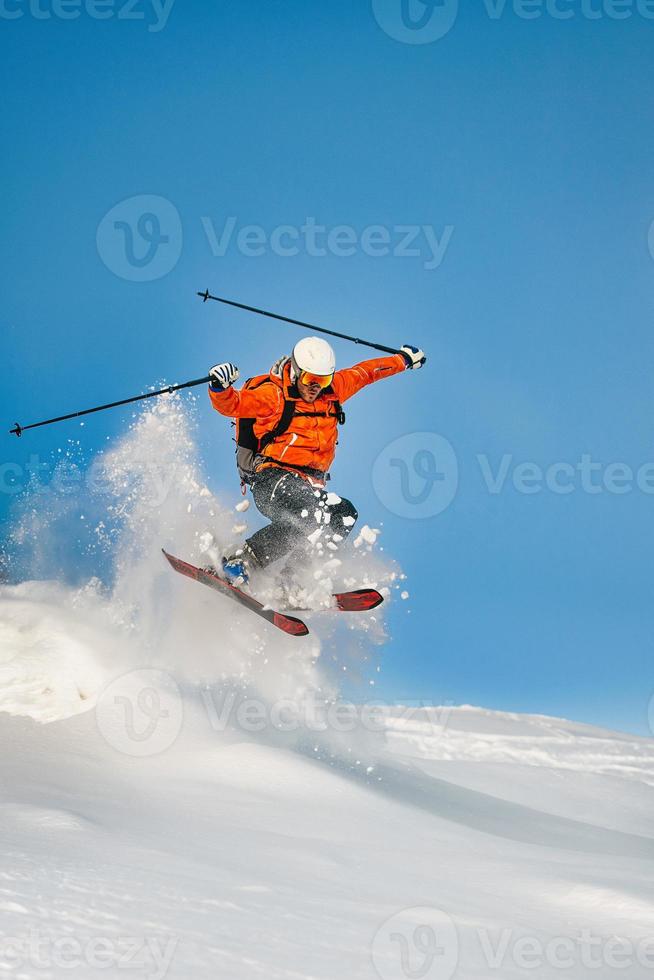 Freerider springt in den Tiefschnee foto