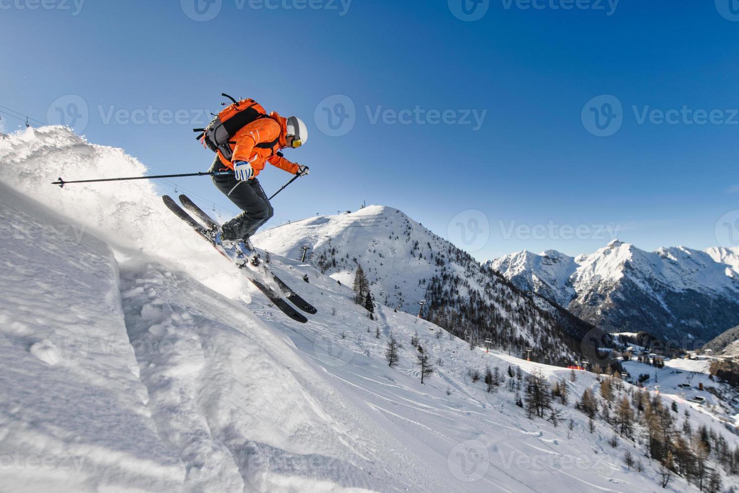 Off-Piste-Skifahrer in der Nähe eines Skigebiets foto