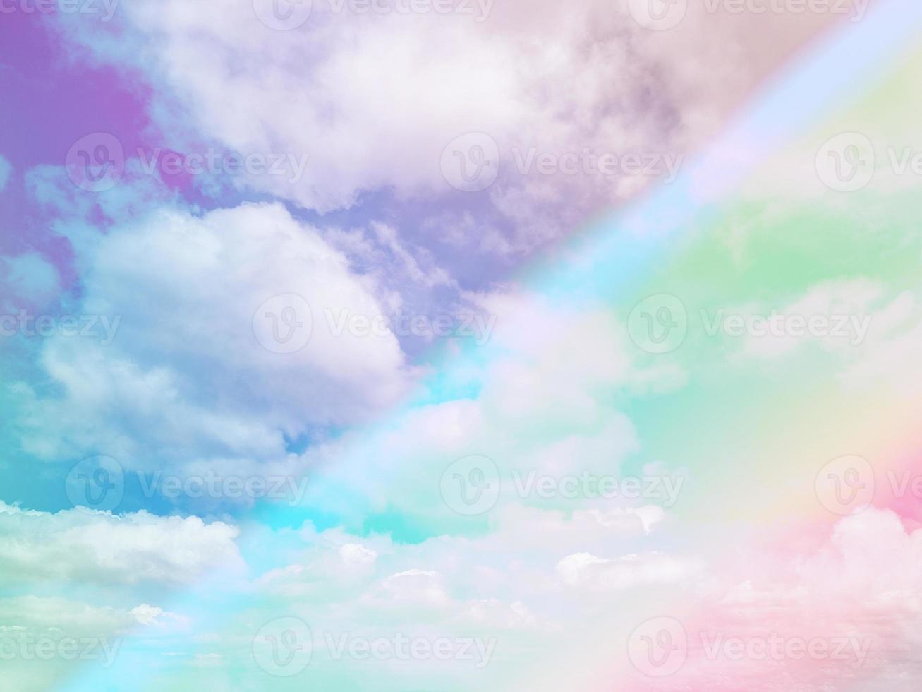 schönheit süß pastell lila grün bunt mit flauschigen wolken am himmel. mehrfarbiges Regenbogenbild. abstrakte Fantasie wachsendes Licht foto