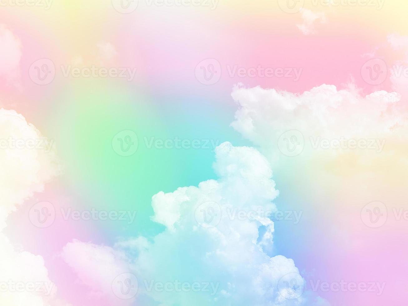 schönheit süß pastellrosa gelb bunt mit flauschigen wolken am himmel. mehrfarbiges Regenbogenbild. abstrakte Fantasie wachsendes Licht foto