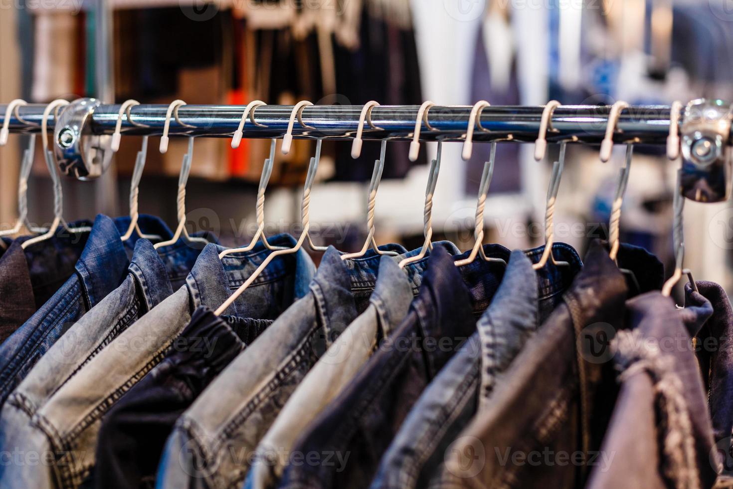 modische Jeansjacke auf Kleiderbügeln foto