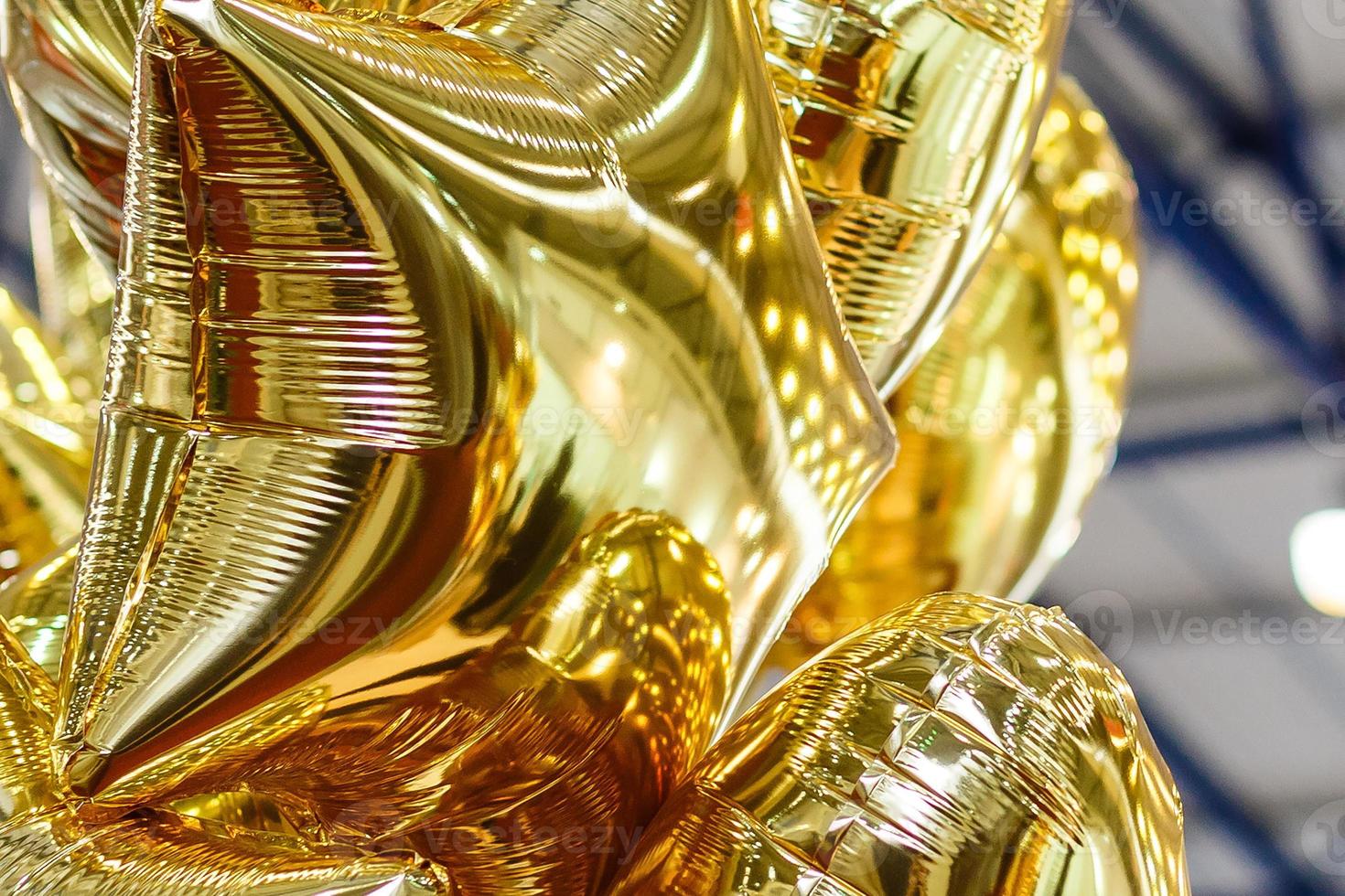 gold großer stern metallischer ballongegenstand zum geburtstag foto