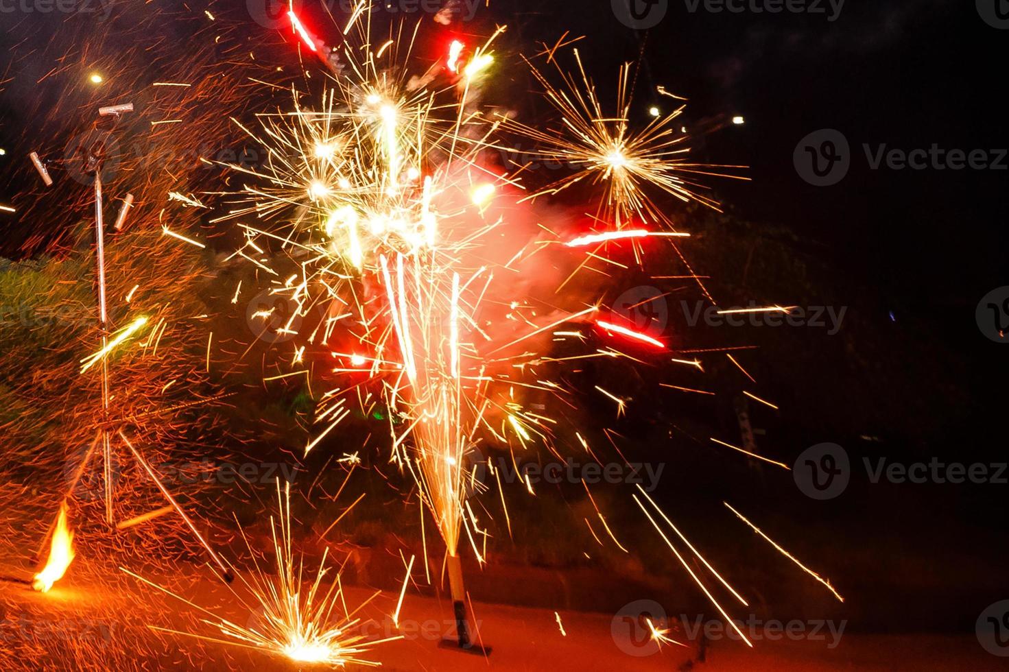 Feuershow und viele der hellen Funken in der Nacht foto