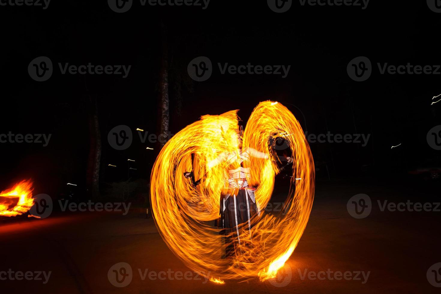 Feuershow und viele der hellen Funken in der Nacht foto