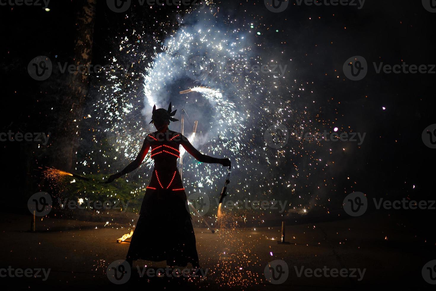 Feuershow und viele der hellen Funken in der Nacht foto