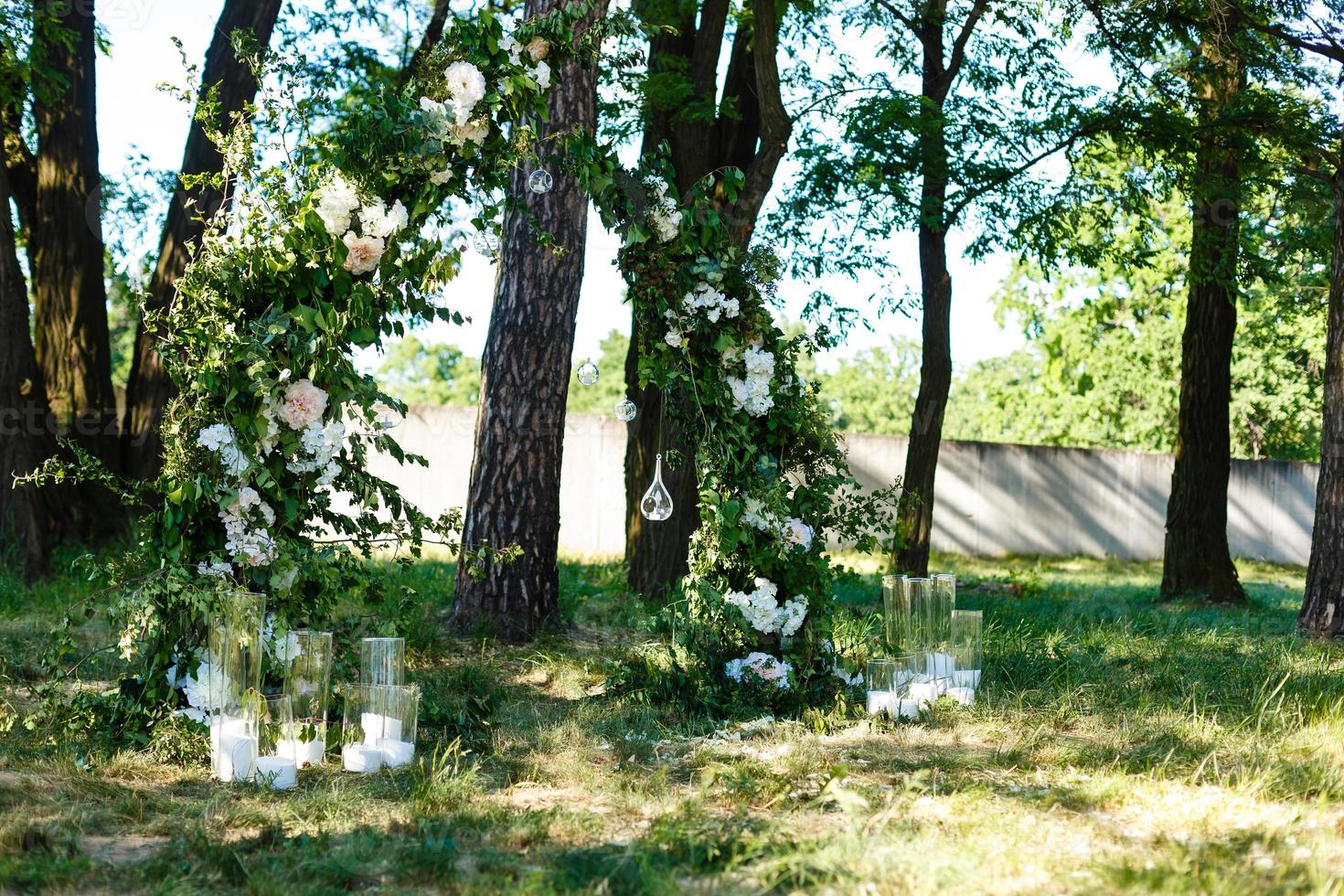 Hochzeitsdekorationen. Landhausstil. feierliche Zeremonie. Hochzeit in der Natur. Kerzen in dekorierten Gläsern. gerade geheiratet. Hochzeitsdeko. foto