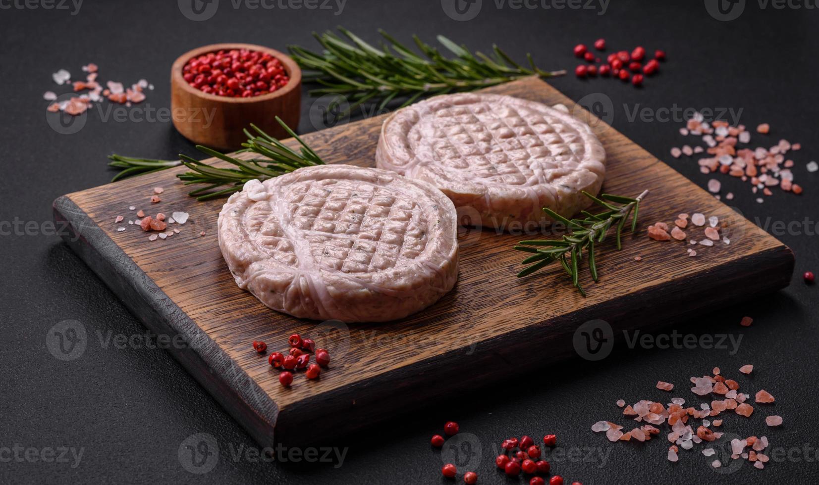 rohe Fleischbällchen mit Gewürzen und Kräutern oder Crêpinette foto