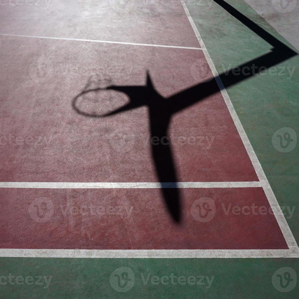 Schatten auf dem Basketballfeld der Straße foto