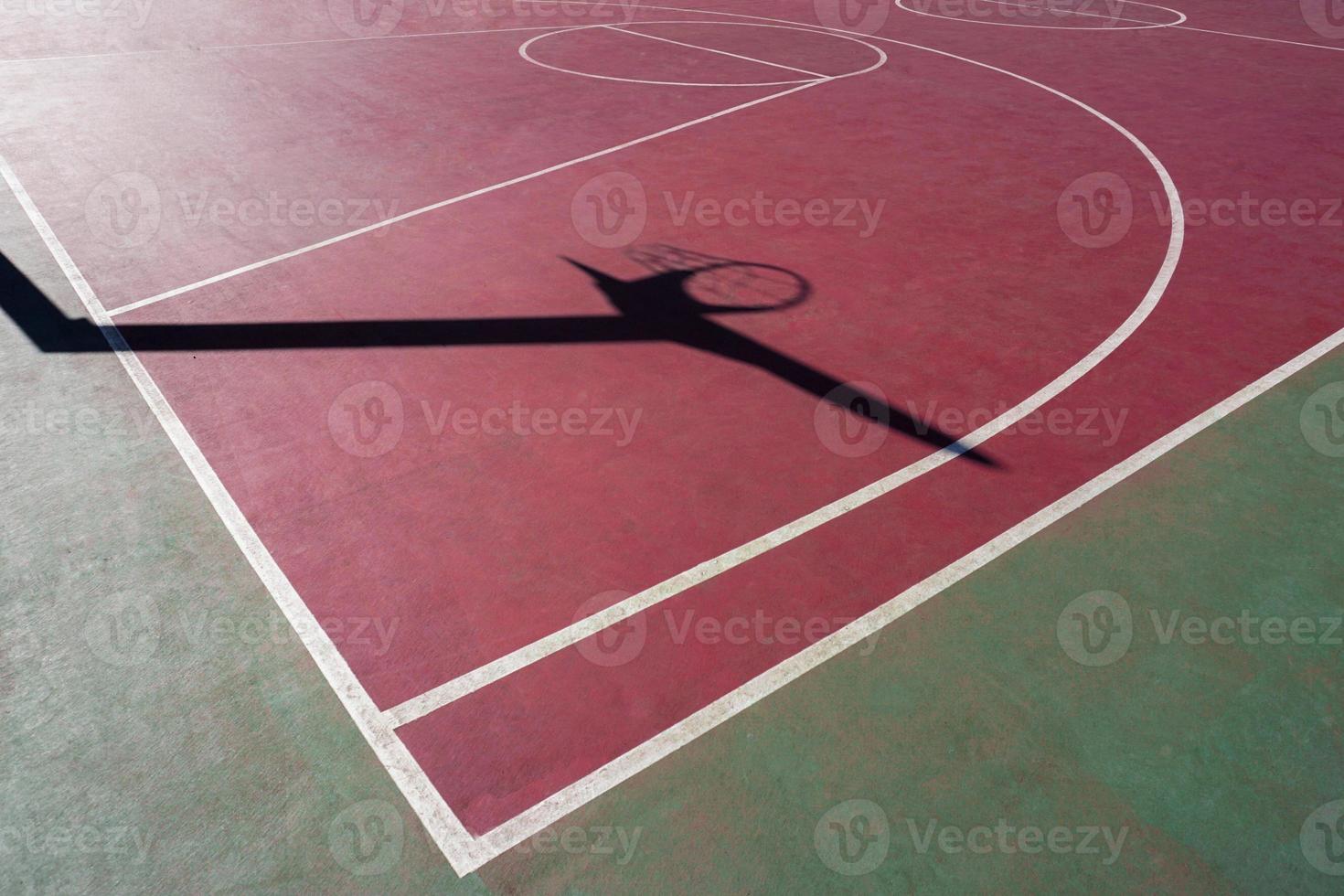 Schatten auf dem Basketballfeld der Straße foto