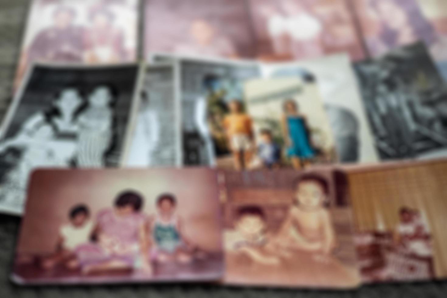 ein verschwommener, unscharfer Hintergrund alter Familienfotos in Schwarzweiß und Sepia. foto