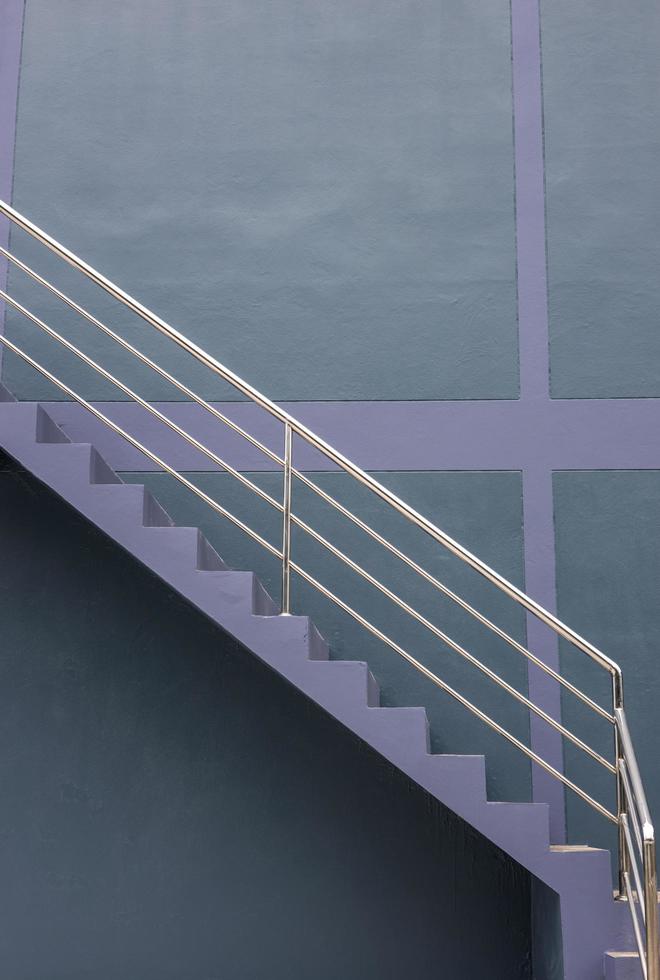 Nahaufnahme des Hintergrunds der seitlichen Treppe, der lila-grauen Wand. foto