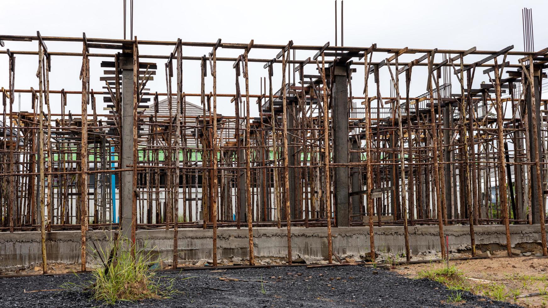 Nahaufnahme im Hintergrund von Gerüsten aus Eukalyptusstämmen, die zusammengebaut werden. foto