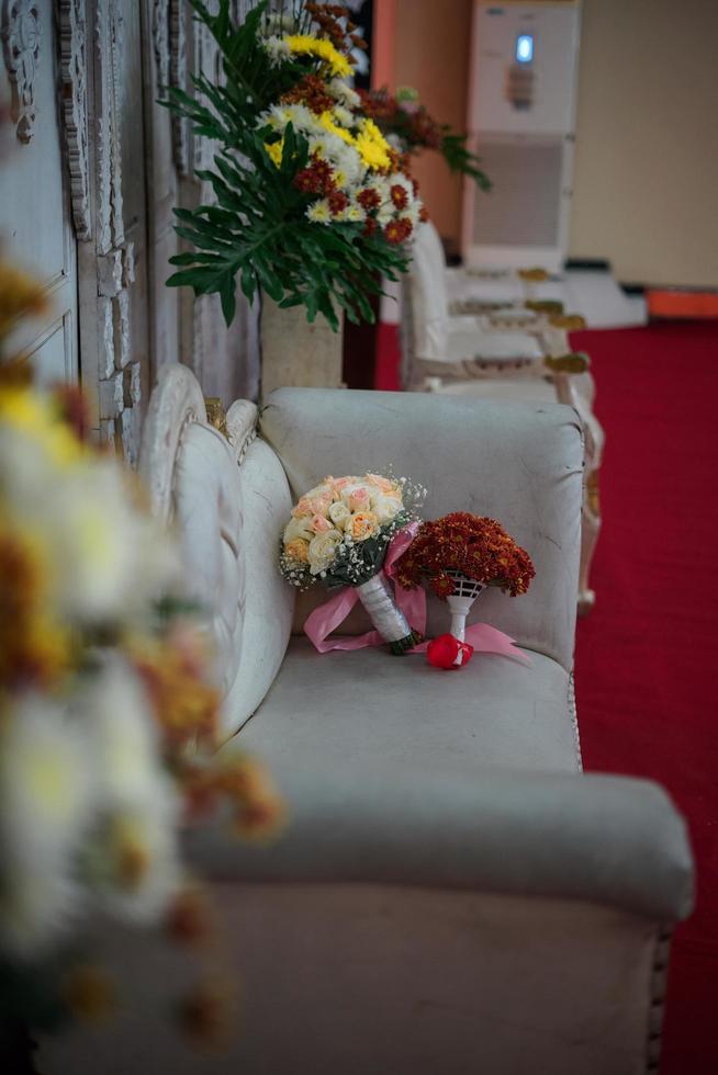 schöne hochzeitsdekoration mit blumen foto