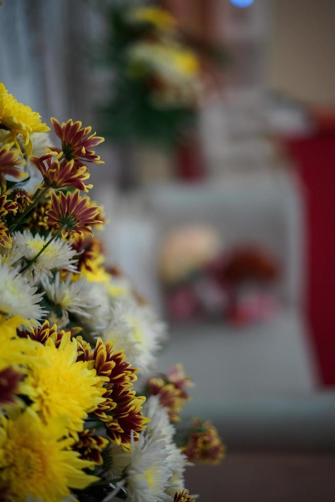 schöne hochzeitsdekoration mit blumen foto