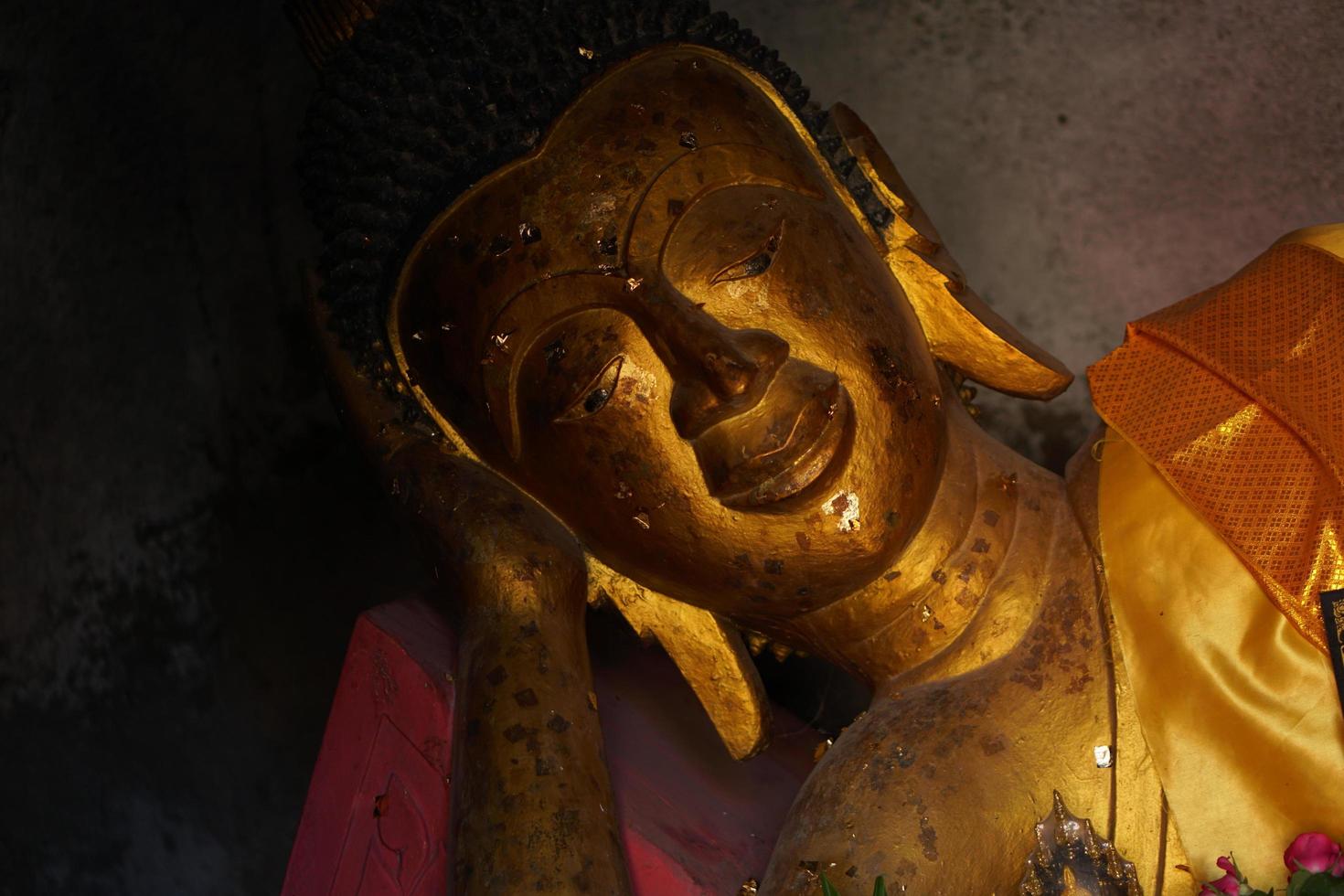 Buddha-Statue im Thailand-Tempel foto