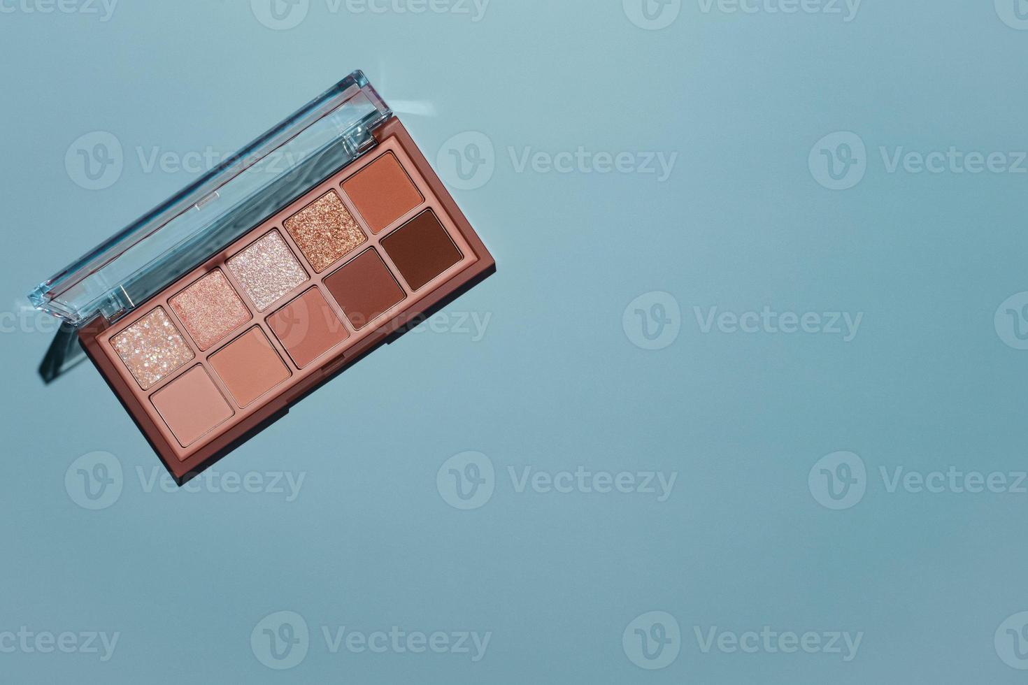 lidschattenglitter und matte palette auf blau foto