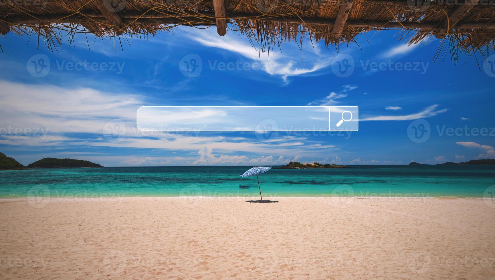 Sonnenschirm mit smaragdgrünem Meer an einem sonnigen Tag, Insel im Hintergrund, Thailand foto