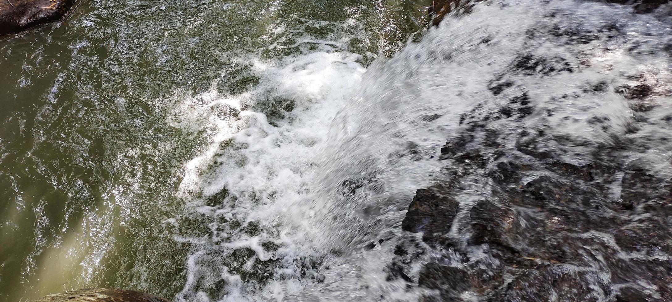 Mini-Wasserfall in Naturflüssen foto