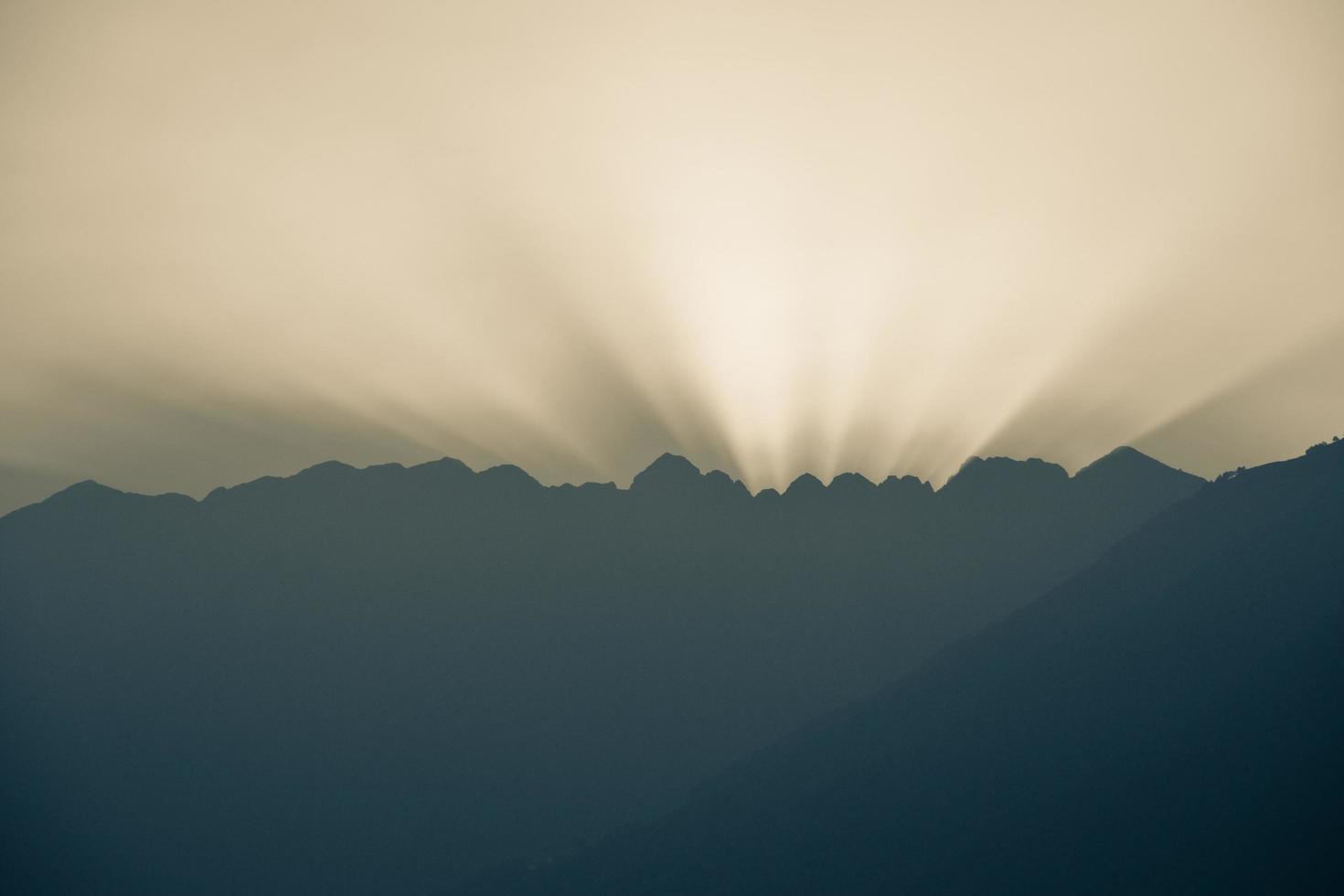 Sonnenlicht über dem Berg foto