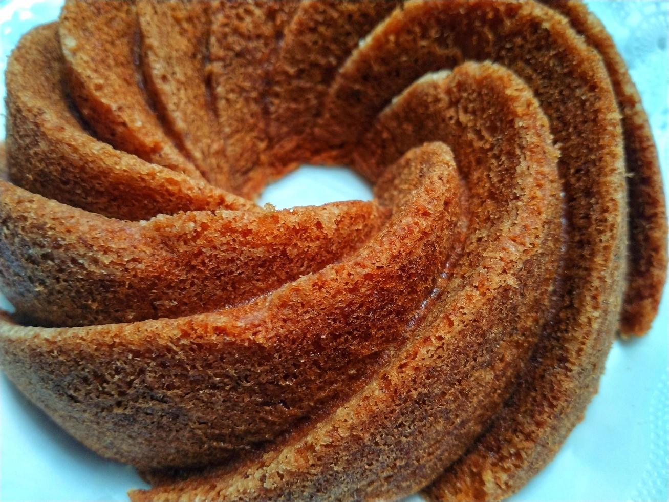 hausgemachter runder brauner Schokoladenkuchen auf weißem Teller. nahaufnahme essen zimtkuchen foto