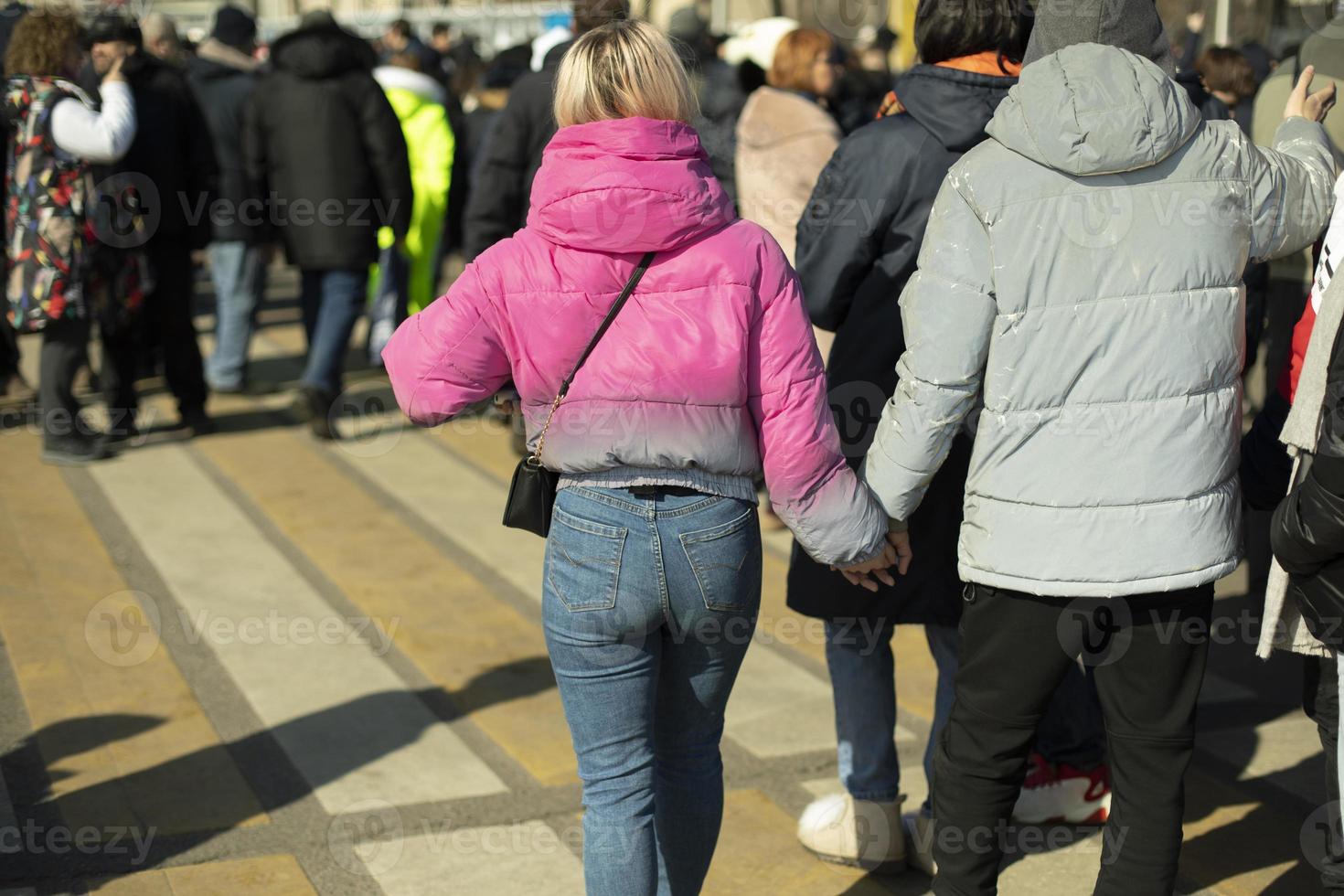 Viele Leute laufen durch die Stadt. Männer und Frauen auf der Straße. foto