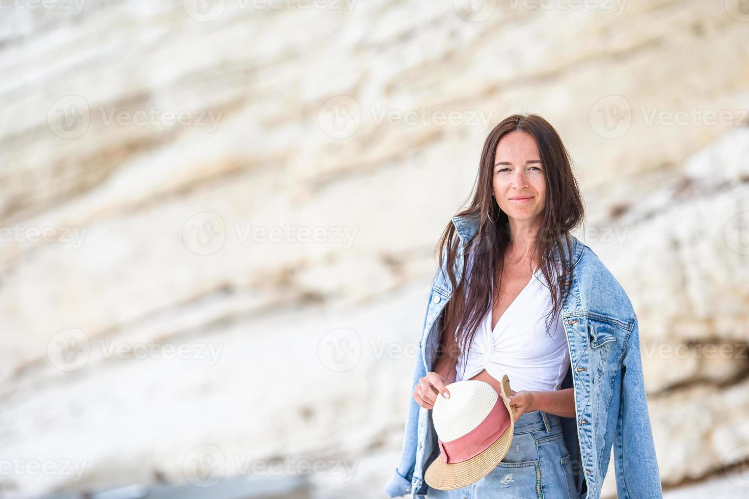 junge schöne Frau am weißen tropischen Strand. foto