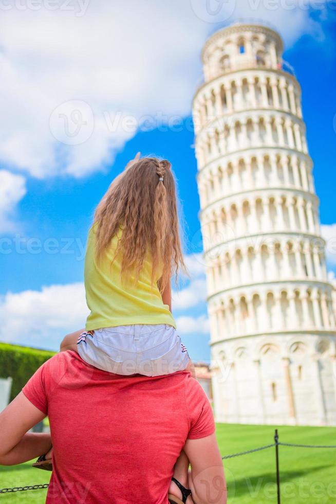 familienporträt hintergrund der lernturm in pisa. pisa - reise zu berühmten orten in europa. foto