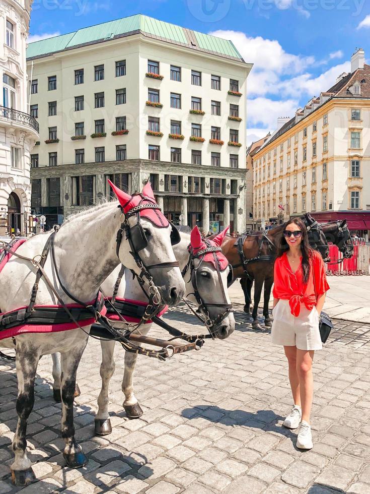 Frau, die in der Stadt spazieren geht. junger attraktiver tourist im freien in der italienischen stadt foto