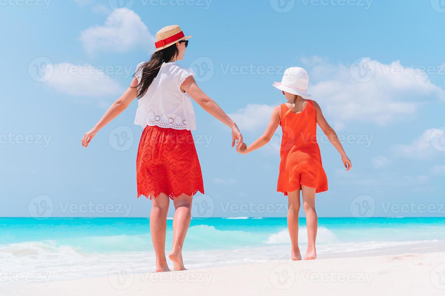 schöne mutter und tochter am strand genießen sommerferien. foto